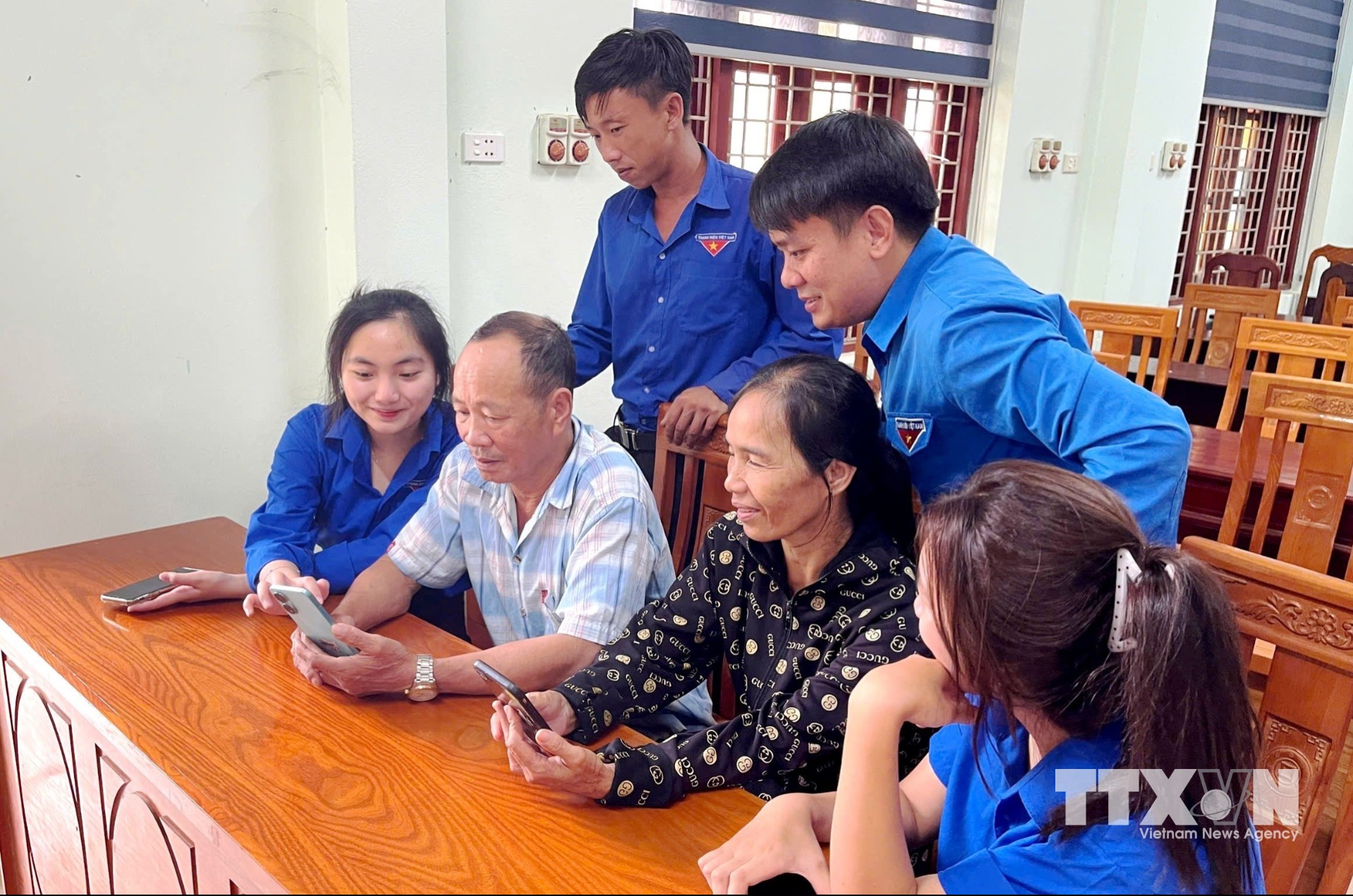 Phát huy vai trò xung kích, đông đảo đoàn viên, thanh niên đã tự nguyện tham gia đưa kỹ năng số đến gần hơn với nhân dân. (Ảnh: Võ Dung/TTXVN)